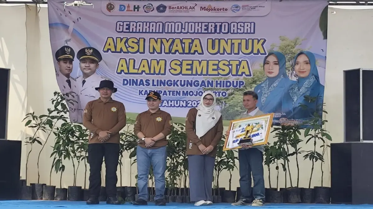 BANGGA: Kepala Desa Kemantren Ahmad Zaidi menerima trofi dan piagam juara Desa Berseri dalam puncak acara Gerakan Mojokerto ASRI, Sabtu (6/6).