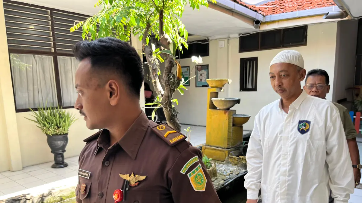 DI LUAR NALAR: EM, terdakwa rudapaksa anak tiri usai menjalani sidang perdana di Pengadilan Negeri Mojokerto kemarin (8/6). (Farisma JPRM)