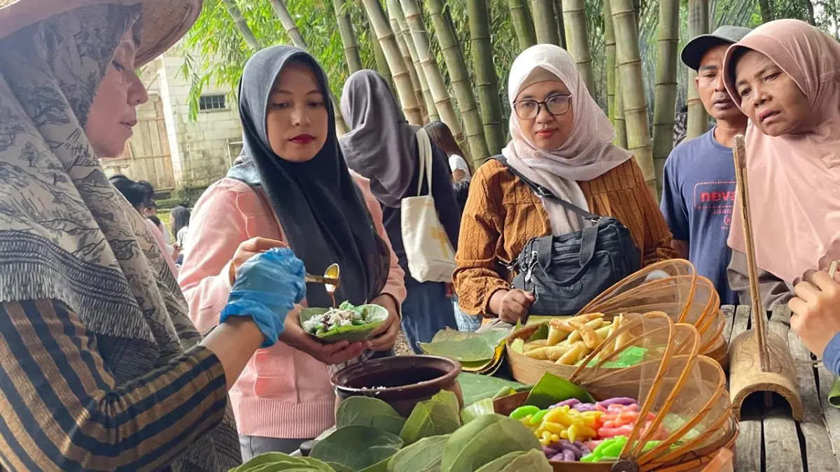 DIGEMARI: Pedagang jajanan lawas saat melayani pembeli di Pasar Keramat, Desa Warugunung, Kecamatan Pacet, Kabupaten Mojokerto. Pasar ini biasa buka dua kali dalam setiap bulan, di hari pasaran Minggu Wage dan Kliwon. (Chariris JPRM)