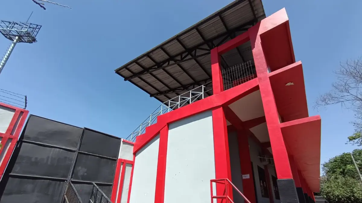DITINGKATKAN: Stadion Gajah Mada, Kecamatan Mojosari, Kabupaten Mojokerto yang akan kembali disentuh proyek rehabilitasi untuk peningkatan rumput lapangan dan lintasan lari. (Rizal JPRM)