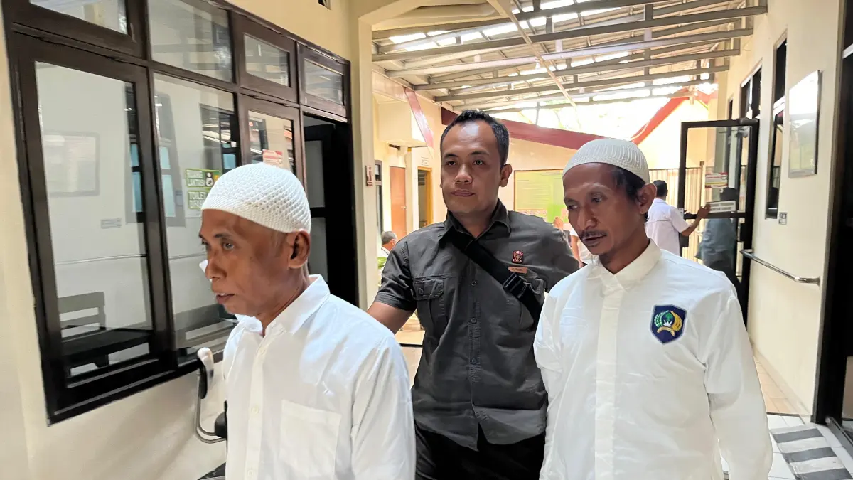 DITUNTUT BERAT: MB, terdakwa kasus pornografi usai menjalani sidang tuntutan di Pengadilan Negeri Mojokerto kemarin (8/6). (Farisma JPRM)
