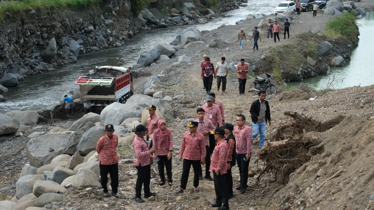 EKSPLOITASI ALAM: Aktivitas pertambangan bebatuan di kawasan Sungai Pikatan, Desa Wiyu dan Kesimantengan, Kecamatan Pacet menjadi atensi Tim Terpadu Pertambangan Kabupaten Mojokerto MBLB dan Dinas ESDM Jatim. (Dori JPRM)