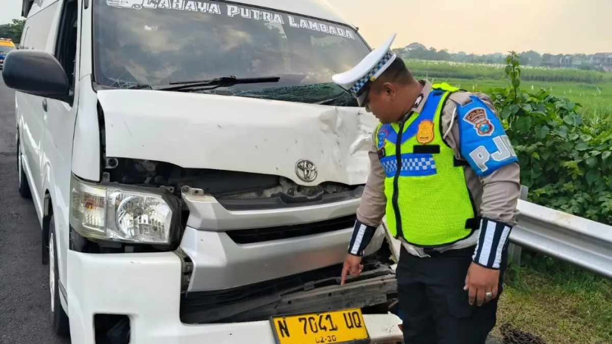 HATI-HATI: Petugas menangani kecelakaan Toyota HiAce muatan rombongan turis asing di  Tol Sumo KM 716 + 400, Selasa (2/6). Seluruh pengguna tol wajib berhati-hati selama berkendara agar kejadian serupa tak terulang. 
