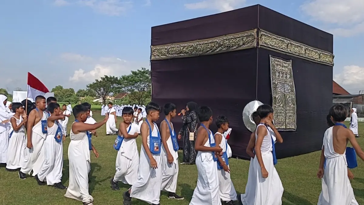 Kegiatan manasik haji untuk siswa SD yang digelar KKG PAI Kecamatan Mojosari di Lapangan Desa Mojosulur, Kecamatan Mojosari, Sabtu (6/6).