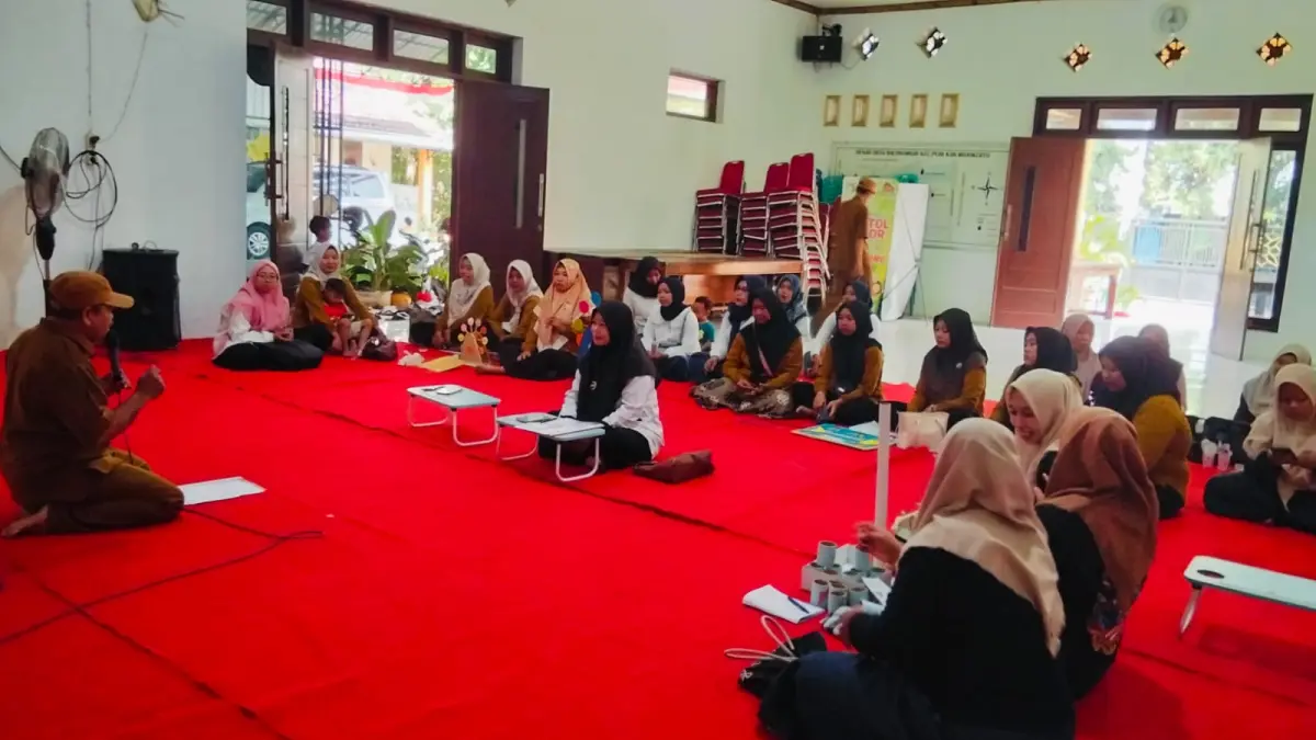 KETERAMPILAN:&nbsp;Kades Balongmojo A. Muslik bersama kelompok peserta SOTH yang membuat karya alat peraga edukatif (APE), kemarin (8/6).