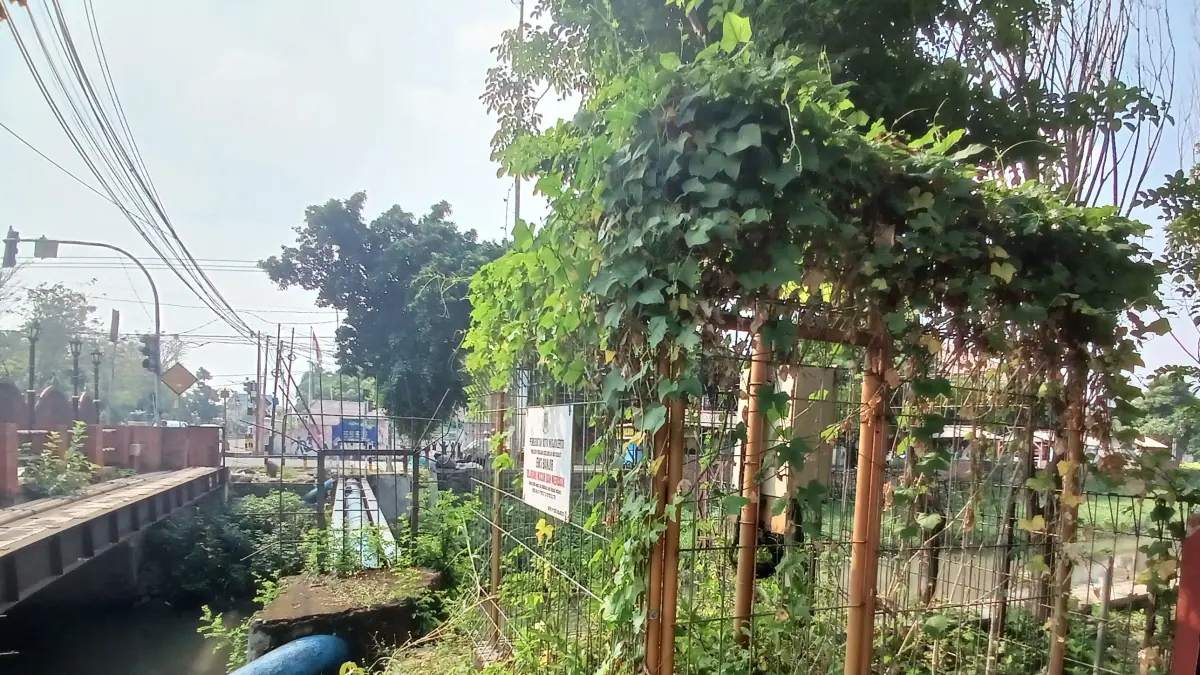 Lahan TPA Randegan, Kelurahan Kedundung, Kecamatan Magersari, Kota Mojokerto di area sisi barat yang berbatasan dengan Perumahan The Suam Residence.