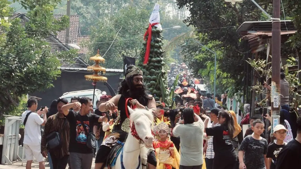 MENUNGGANG KUDA: Ajang kirab budaya dalam rangkaian ritual Jamasan Pusaka Nagari bulan Sura yang digelar Pasar Keramat, Desa Warugunung, Kecamatan Pacet, Kabupaten Mojokerto, 2025 lalu. (Chariris JPRM)