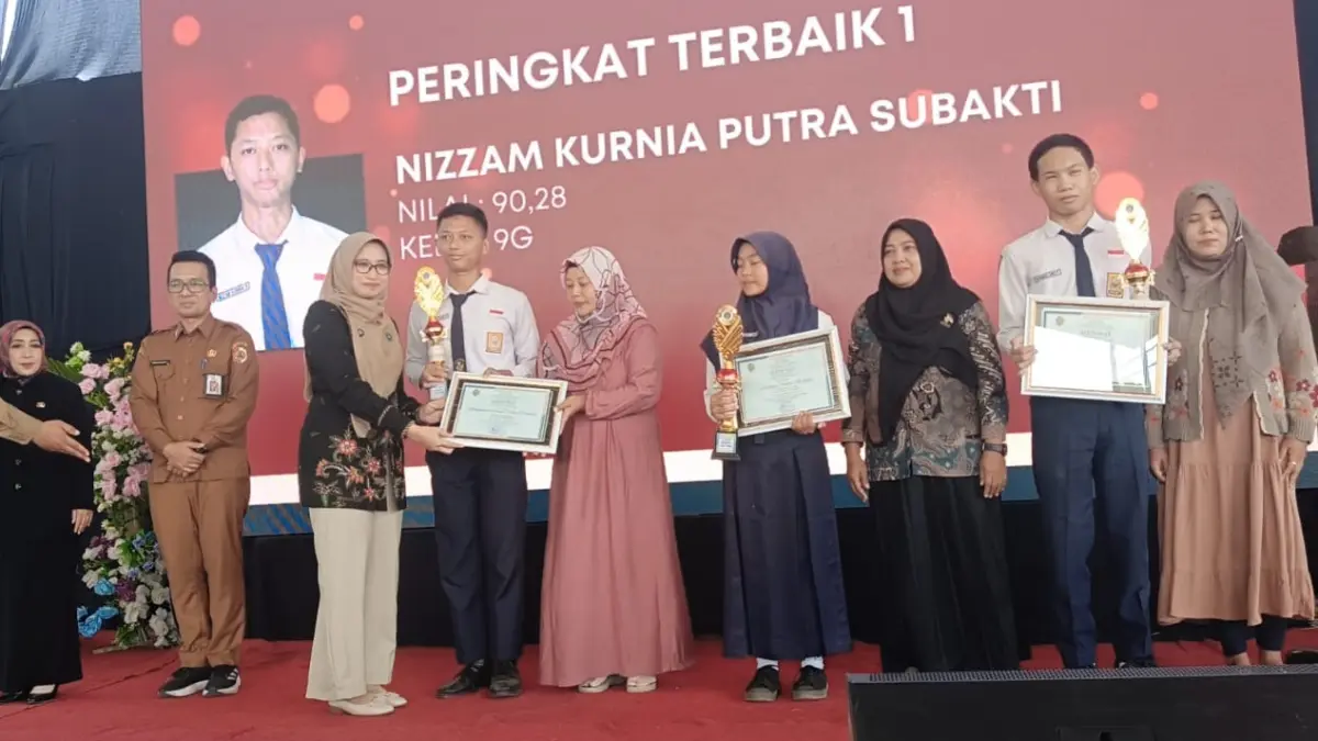 NARASUMBER: Ketua TP PKK Kabupaten Mojokerto Hj. Shofiya Hanak Albarraa, Lc menjadi narasumber program parenting.