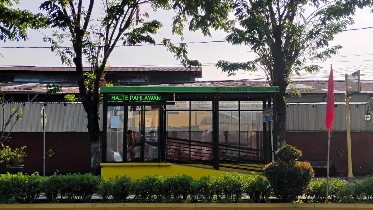 PEMBERHENTIAN BUS: Halte Jalan Pahlawan, Kota Mojokerto menjadi salah satu titik berhenti bus Trans Jatim koridor III. Rencananya, Dishub Jatim akan memasang empat halte anyar. (Martda JPRM)