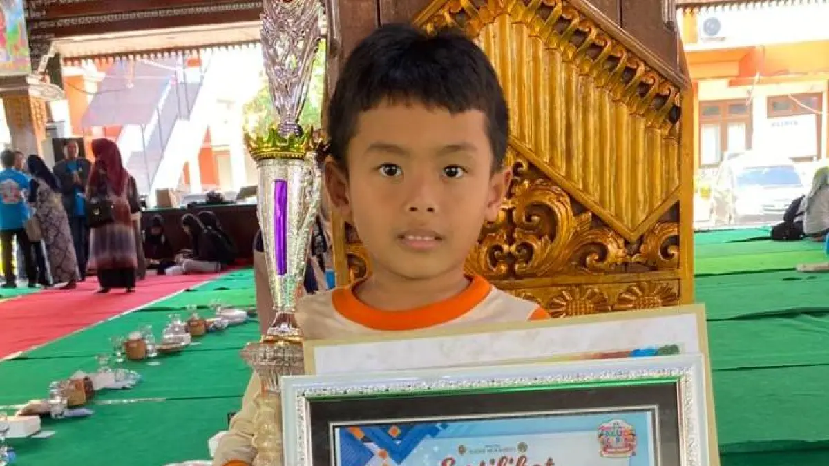 Rafio Akmal Geishavano, bocah 6 tahun pelajar TK Al-Akbar, berhasil menorehkan prestasi membanggakan. (Indah JPRM)
