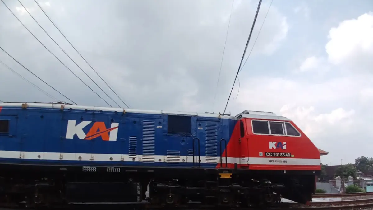 RAMAI: Penumpang kereta api (KA) di Stasiun Mojokerto mengalami pertumbuhan selama Mei dibanding periode yang sama pada tahun sebelumnya. (Adi JPRM)