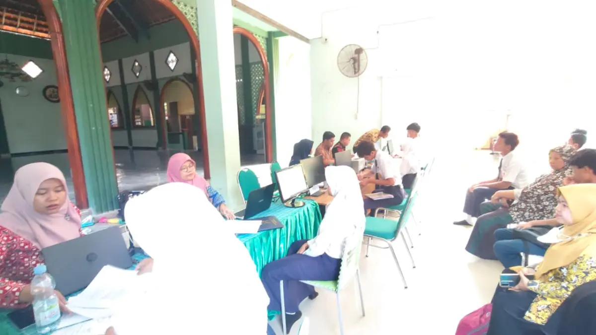 SEGERA BERAKHIR: Suasana pengambilan PIN dan verval data di SMAN 1 Mojokerto, Kamis (4/6) lalu. (Indah JPRM)