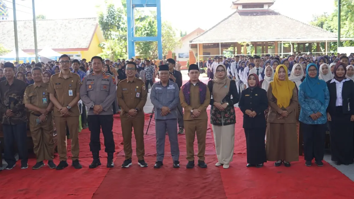 SINERGI: Bupati Mojokerto Dr. H. Muhammad Albarraa, Lc., M.Hum dan Ketua TP PKK Kabupaten Mojokerto Hj. Shofiya Hanak Albarraa, Lc. bersama undangan.