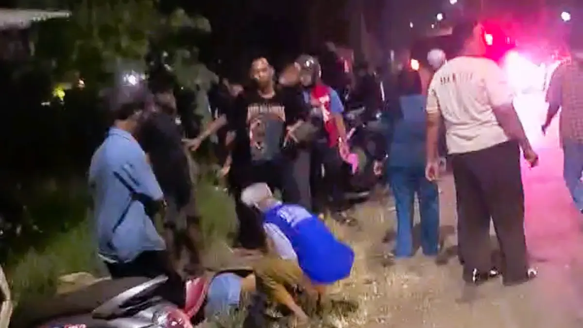 TELAN KORBAN JIWA: Warga membantu mengevakuasi korban kecelakaan di Jalan Raya Perning, Kecamatan Jetis, Sabtu (6/6) malam. 