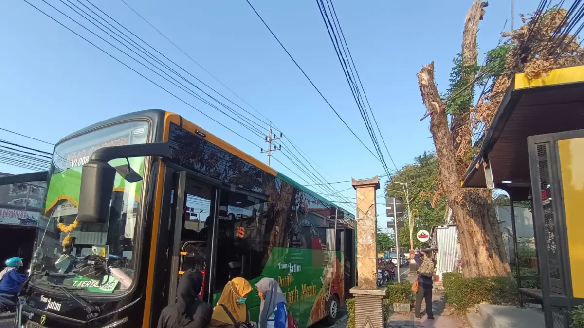 ANGKUTAN PUBLIK: Bus Trans Jatim koridor VI saat berhenti di shelter Hayam Wuruk, Kecamatan Mojosari, Kabupaten Mojokerto, Senin (8/6). (Rizal JPRM)