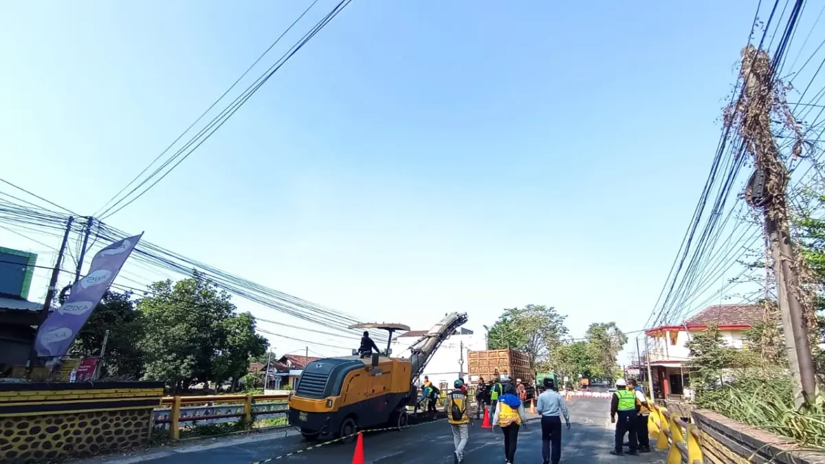 DIREHABILITASI: BBPJN Jatim-Bali melalui PPK 4.2 Provinsi Jatim mulai melaksanakan perbaikan lantai Jembatan Warutunggal, Desa Tunggalpager, Kecamatan Pungging, Kabupaten Mojokerto, kemarin (9/6). (Rizal JPRM)