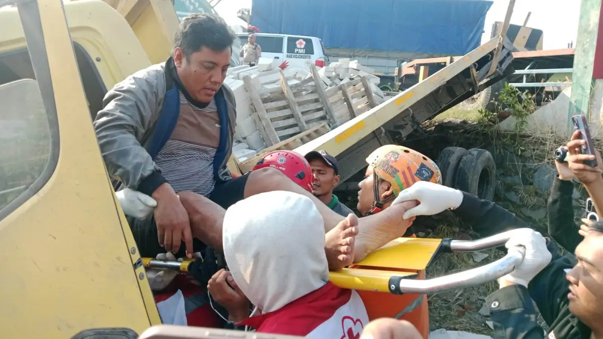 DRAMATIS: Proses evakuasi sopir truk yang terjepit dalam ruang kemudi usai mengalami kecelakaan tunggal di Jalan Bypass, Desa Banjaragung, Kecamatan Puri, Kabupaten Mojokerto, kemarin (9/6). (Fendy JPRM)