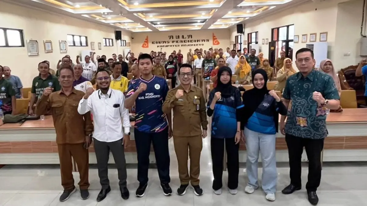LANGKAH AWAL: Ketua PTMSI Kabupaten Mojokerto Munawar Tobing menggelar pertemuan sosialisasi awal program kerja dengan dispendik kabupaten untuk menjaring bibit atlet tenis meja, kemarin (9/6). (Indah JPRM)