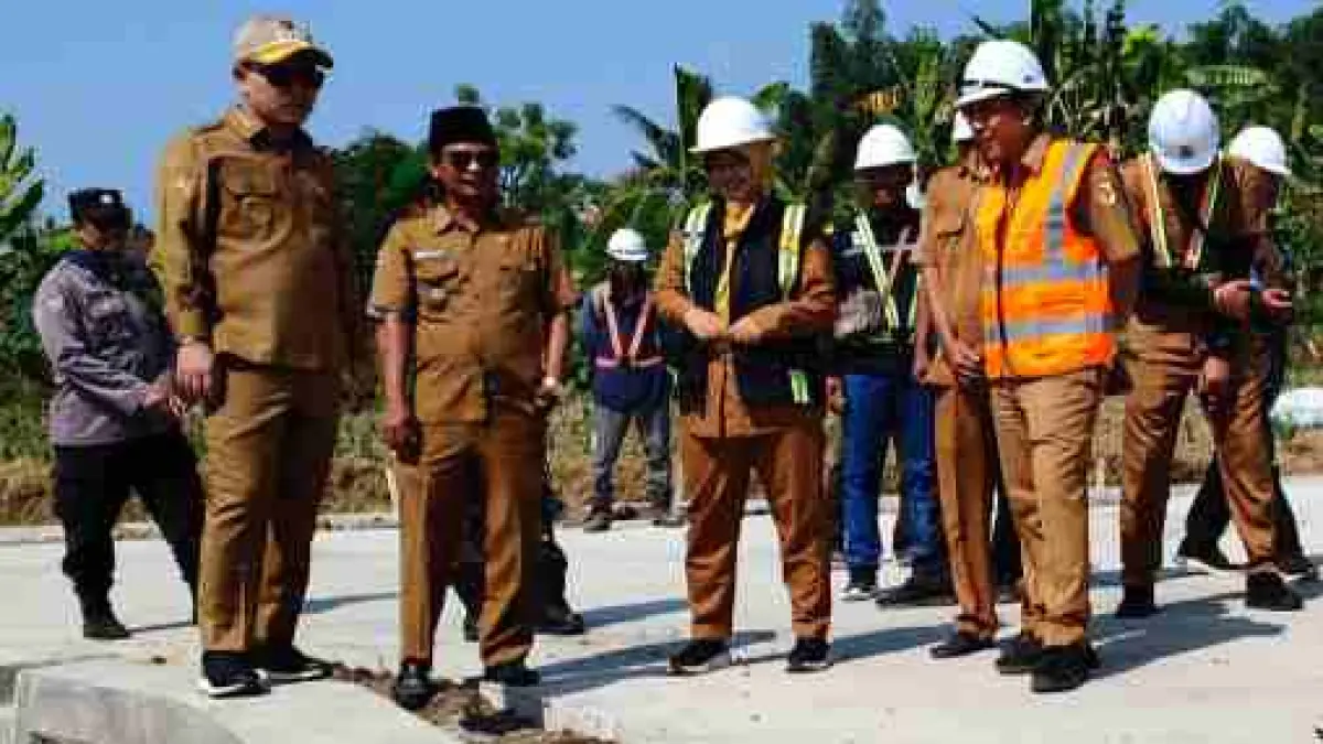 MULUS: Bupati Muhammad Albarraa didampingi Kepala Dinas PUPR Kabupaten Mojokerto Yuni Laili Faizah, Camat Jetis, serta Kepala Desa Lakardowo sidak proyek jalan di Dusun Kedungpalang, Desa Lakardowo. Kehadirannya disambut antusiasme warga.