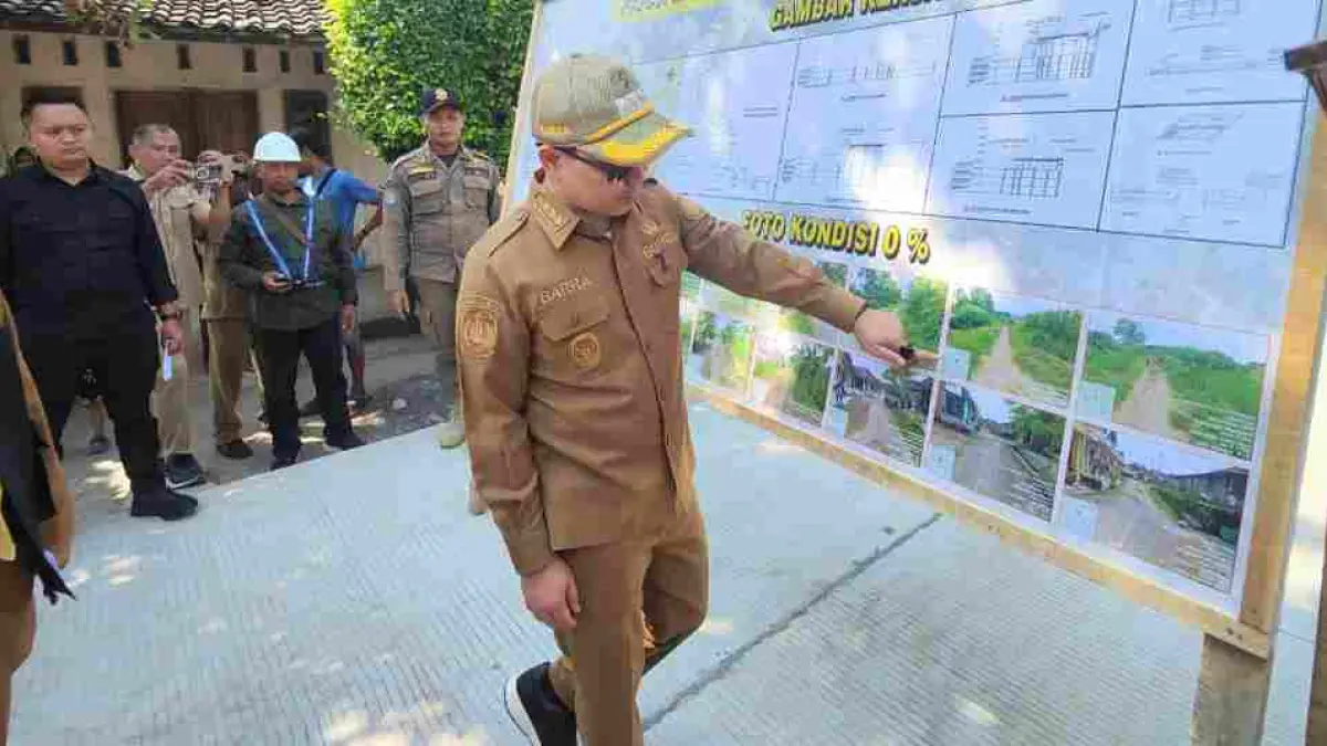 MULUS: Bupati Muhammad Albarraa didampingi Kepala Dinas PUPR Kabupaten Mojokerto Yuni Laili Faizah, Camat Jetis, serta Kepala Desa Lakardowo sidak proyek jalan di Dusun Kedungpalang, Desa Lakardowo. Kehadirannya disambut antusiasme warga. (Dori JPRM) 