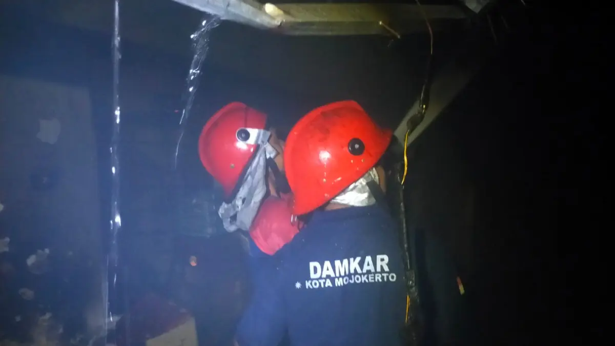 PERLU MITIGASI: Petugas damkar memadamkan api yang membakar rumah warga di Jalan Argopuro 1, Kelurahan Wates, Kota Mojokerto, Kamis (4/6).&nbsp;(dok JPRM)