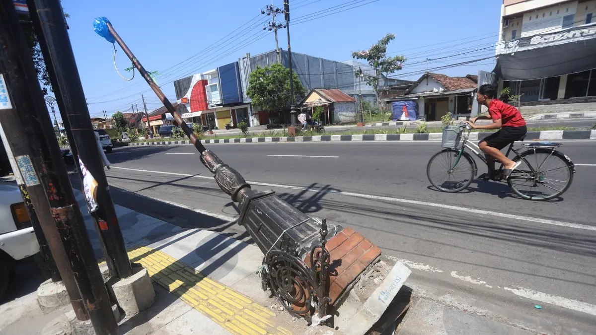 RUSAK: Kondisi lampu trotoar Jalan Empunala, Kota Mojokerto yang ambruk, kemarin (9/6). (Sofan JPRM)