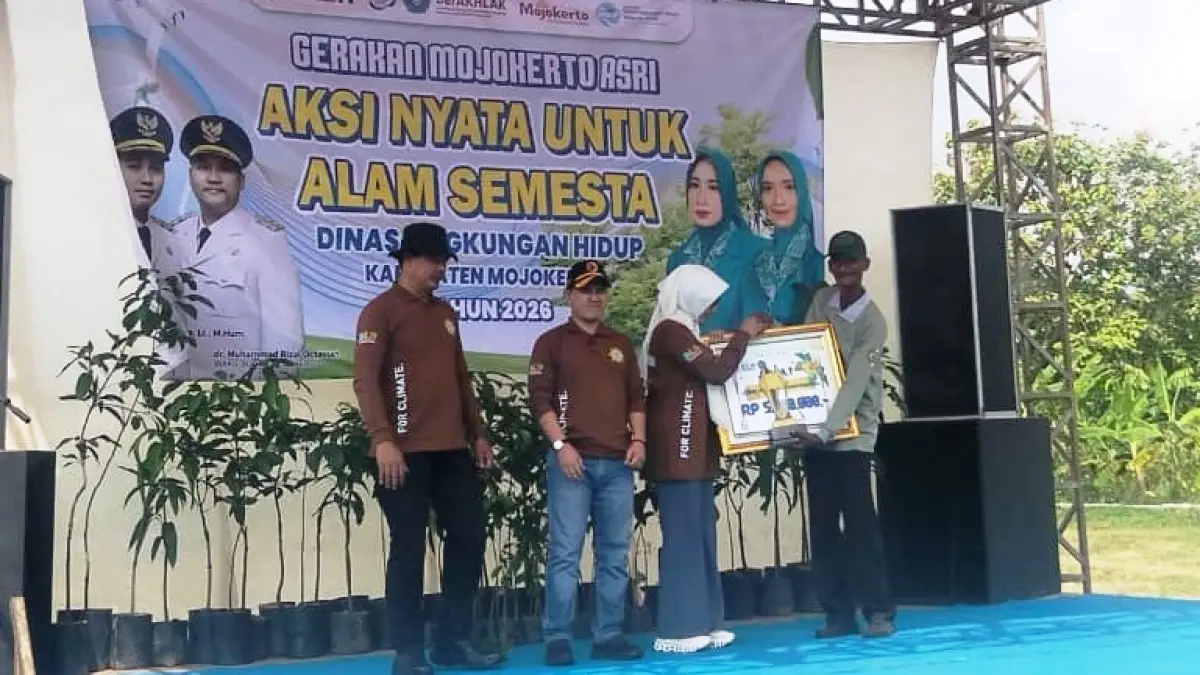 TERBAIK: Kepala Desa Gunungan, Kecamatan Dawarblandong, Sadi menerima piagam juara 1 Lomba Desa Berseri 2026 Kabupaten Mojokerto dari Bupati Muhammad Albarraa dan Ketua TP PKK Shofiya Hanak Albarraa, Sabtu (6/6). (dok Pemdes Gunungan for JPRM)
