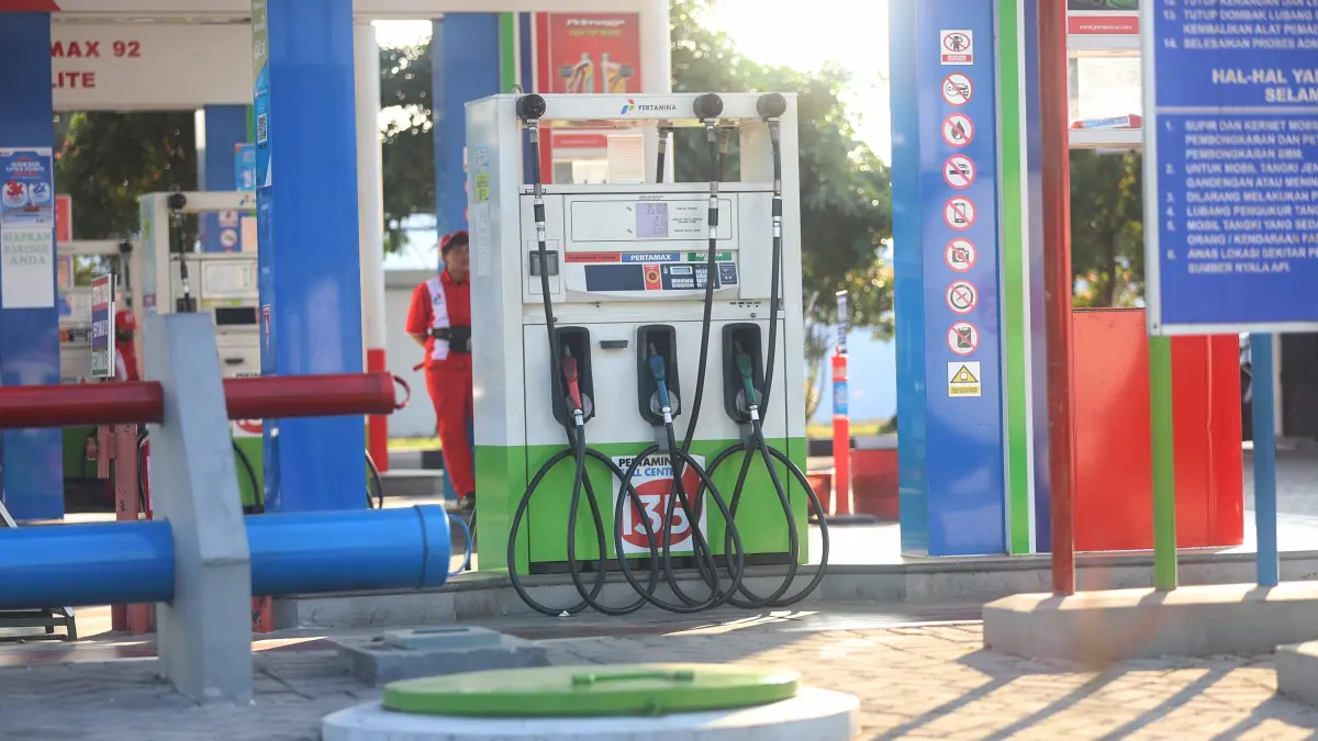 Pertamina Patra Niaga justru menaikkan harga bahan bakar minyak (BBM) nonsubsidi jenis Pertamax dan Pertamax Green, Rabu (10/6). Setidaknya kondisi tersebut salah satunya terpantau di SPBU Jalan Raya Desa Ngabar, Kecamatan Jetis, Kabupaten Mojokerto. (Sofan JPRM)