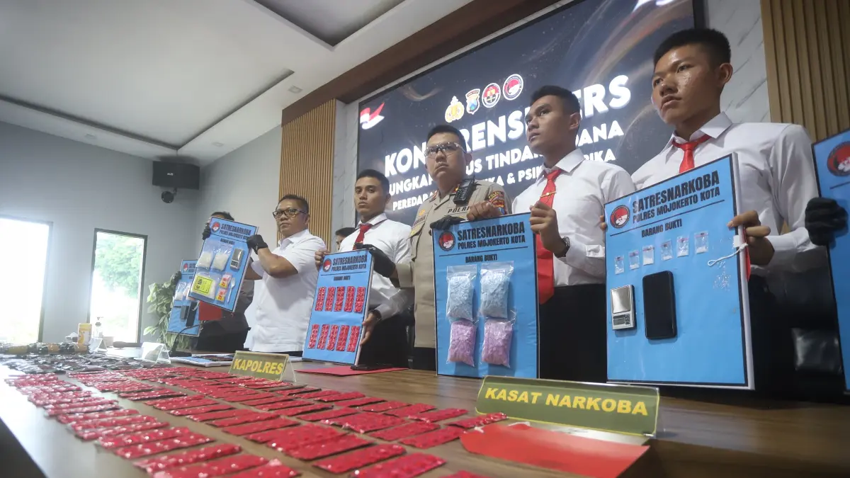 NARKOBA BARU: Direktur Reserse Narkoba (Dirresnarkoba) Polda Jawa Timur Kombes Pol Muhammad Kurniawan bersama Kapolres Mojokerto Kota AKBP Herdiawan Arifianto dan Kasat Resnarkoba AKP Arif Setiawan menunjukkan barang bukti ungkap kasus vape narkoba di Mapolres Kota, Rabu (10/6). (Sofan JPRM)
