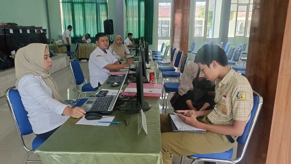 BERBASIS ONLINE: Calon siswa baru mendatangi SMAN 1 Gondang untuk melakukan verifikasi PIN, beberapa waktu lalu. Hari ini, mereka bakal bersaing di tahap pertama pendaftaran jalur domisili di sekolah negeri. (Indah JPRM)