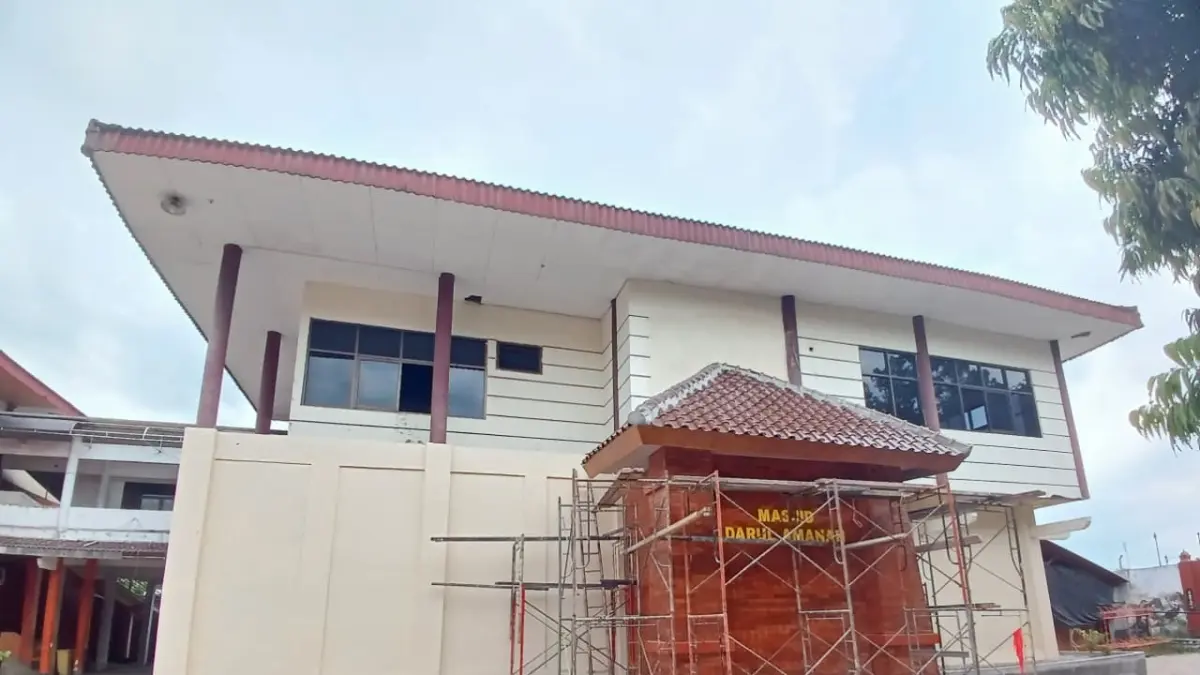 DILANJUTKAN: Proyek masjid di bekas gedung DPRD Kota Mojokerto tuntas akhir tahun lalu. Tahun ini, lantai dua bangunan digarap jadi ruang pertemuan.