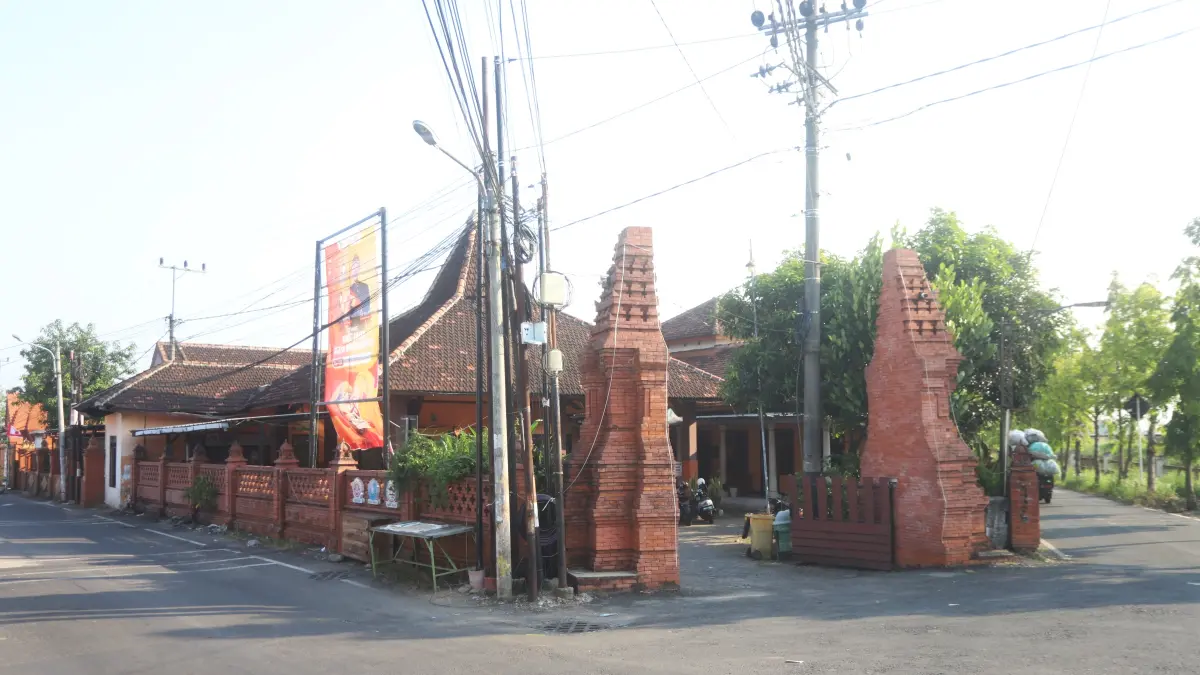 DISENTUH PROYEK: Kantor Kelurahan Blooto di Jalan Kemasan Nomor 1, Kelurahan Blooto, Kecamatan Prajurit Kulon, Kota Mojokerto, yang direhabilitasi, kemarin (10/6). (Sofan JPRM)