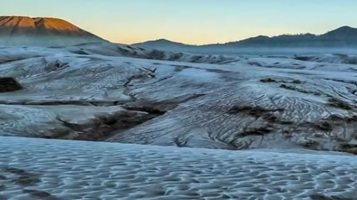 Fenomena embun es di Gunung Bromo menjadi bukti bahwa Indonesia memiliki keragaman alam yang luar biasa.