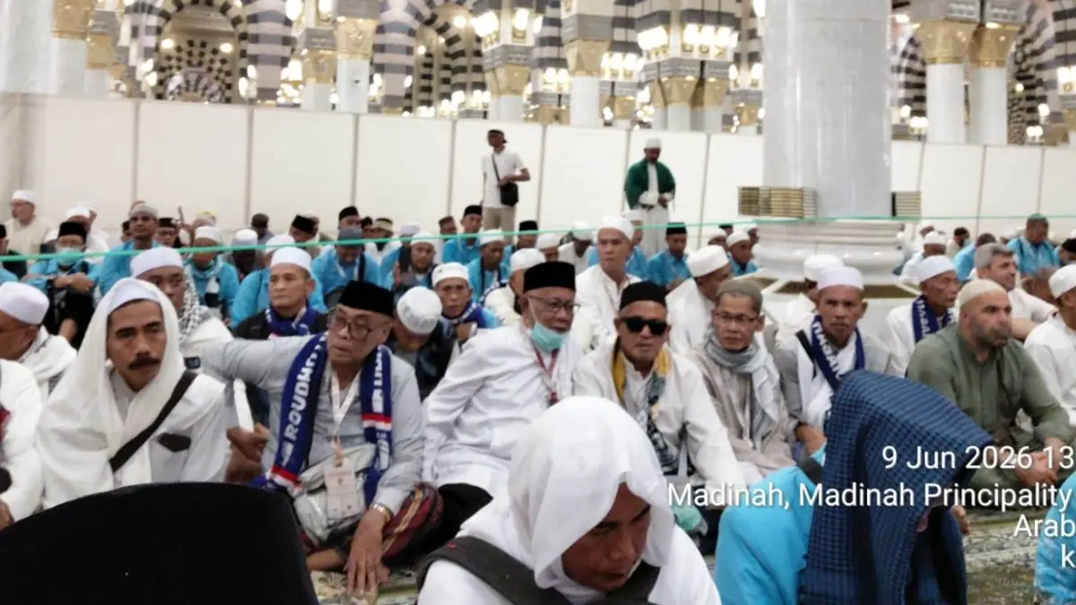 KHIDMAT: Jemaah Haji Kabupaten Mojokerto mengantre masuk ke Raudhah atau kompleks makam Rasulullah Muhammad SAW, Selasa (9/6). (dok Khudori for JPRM)