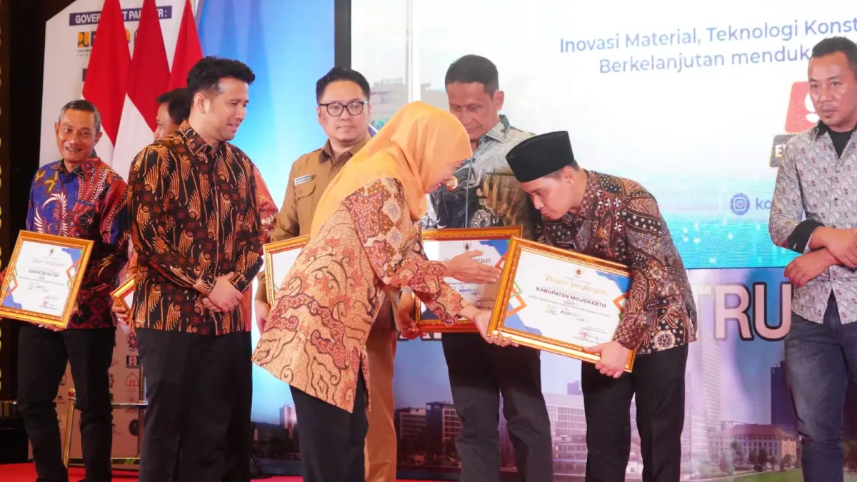 MEMBANGGAKAN: Gubernur Jawa Timur, Khofifah Indar Parawansa anugerahi Bupati Muhammad Albarraa atas Komitmennya dalam mendukung program RTLH melalui APBD di Surabaya, Selasa (9/6).