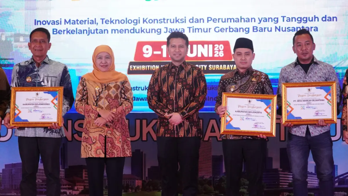 MEMBANGGAKAN: Gubernur Jawa Timur, Khofifah Indar Parawansa anugerahi Bupati Muhammad Albarraa atas Komitmennya dalam mendukung program RTLH melalui APBD di Surabaya, Selasa (9/6).