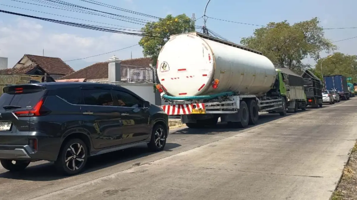 MENGULAR: Antrean kendaraan menuju Simpang Empat Lebaksono, Kecamatan Pungging, Kabupaten Mojokerto yang menjadi jalur pengalihan arus lalu lintas imbas perbaikan Jembatan Warutunggal, kemarin (10/6). (Rizal JPRM)