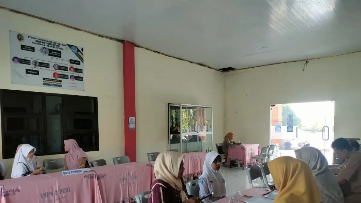 PENUHI PAGU: Suasana daftar ulang siswa baru SMPN 2 Puri yang dinyatakan lolos dalam tahap pertama atau jalur domisili di hari terakhir, kemarin (10/6).  (Indah JPRM)