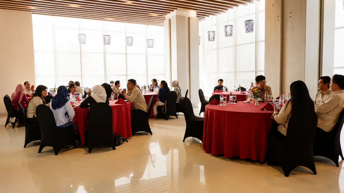 SANTAI: Suasana yang nyaman saat pihak Sunrise Hotel Mojokerto gelar makan siang bersama dengan Person In Charge (PIC) Corporate dari berbagai perusahaan. (Dodik JPRM)