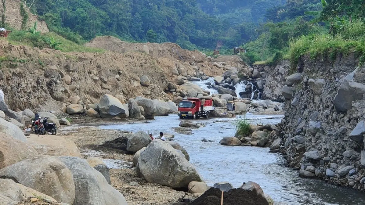 MASUK SUNGAI: Aktivitas pertambangan di kawasan Sungai Pikatan, Desa Wiyu, Kecamatan Pacet, Kabupaten Mojokerto pada Mei lalu. Pertambangan ini menjadi salah satu sorotan Tim Terpadu Pertambangan MBLB dan DPRD akibat eksploitasi alam yang berpotensi merusak lingkungan. (Dori JPRM)