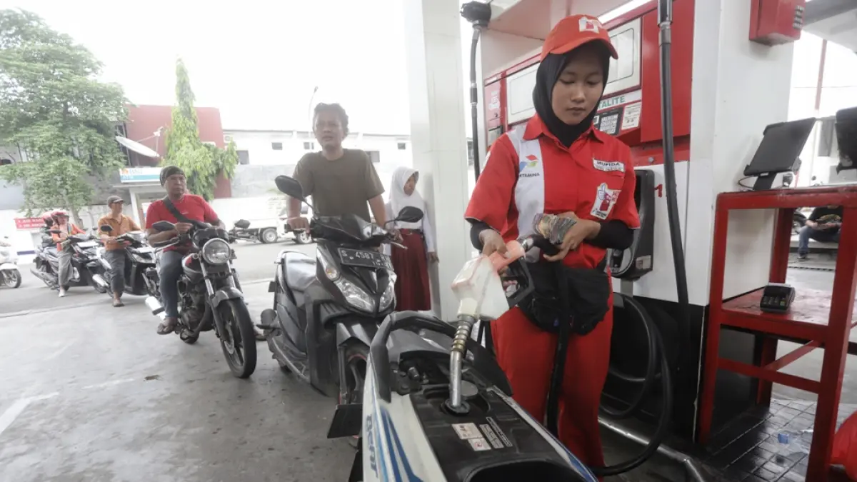 MULAI DARI NOL: Petugas SPBU di Jalan Bhayangkara, Kota Mojokerto melayani pembelian BBM jenis Pertalite yang mengantre di jalur sepeda motor, kemarin (10/6). Pasca kenaikan harga Pertamax pada Rabu (10/6), kondisi pengisian BBM di SPBU kawasan Kabupaten dan Kota Mojokerto tampak normal. (Sofan JPRM)
