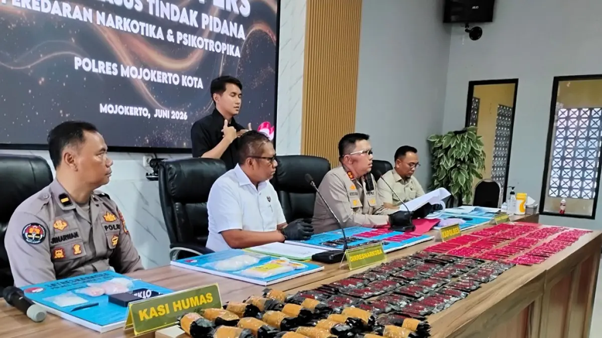 BARANG TERLARANG: Berbagai barang bukti kasus peredaran narkotika dipampang dalam pers rilis yang digelar di Mapolres Mojokerto Kota Rabu, (10/6). (Martda JPRM)