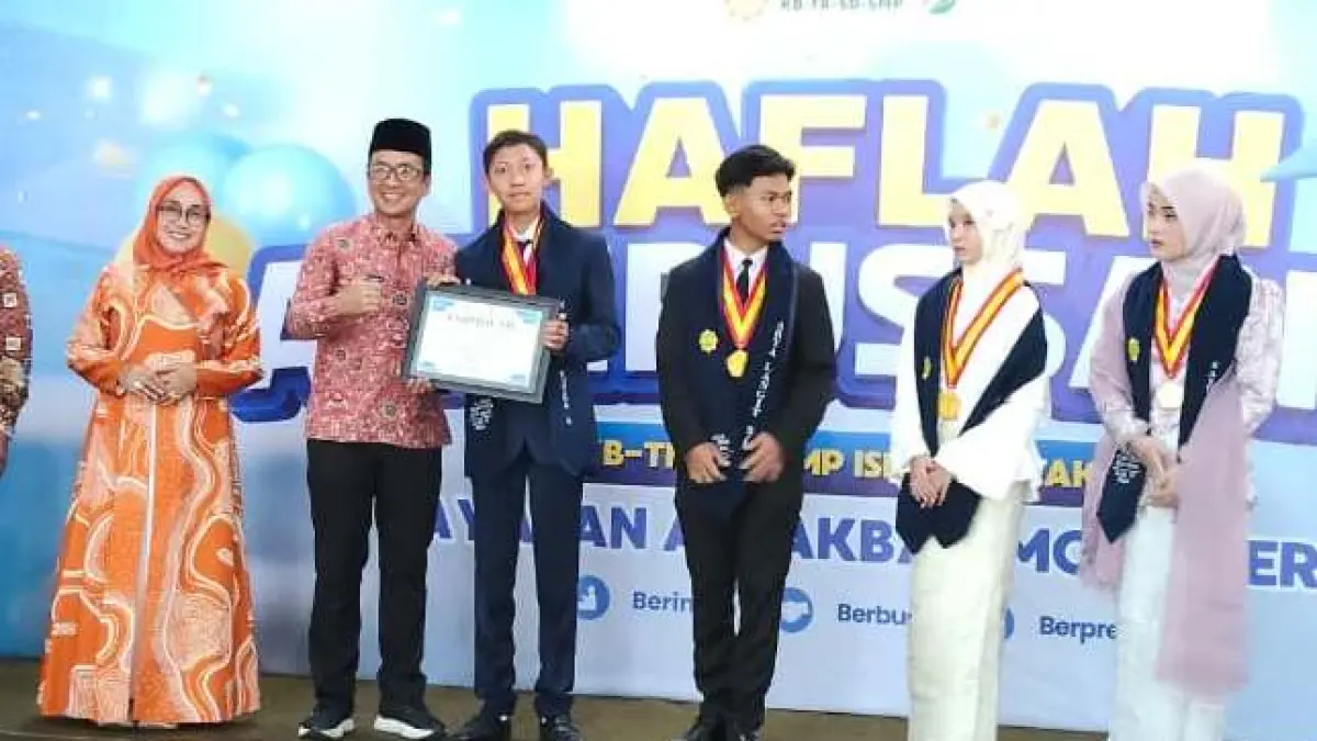 BENTUK APRESIASI: Kepala Dispendik Kabupaten Mojokerto Amsar Azhari Siregar menyerahkan penghargaan kepada siswa SMP Islam Al-Akbar berprestasi, kemarin (11/6). (Indah JPRM)