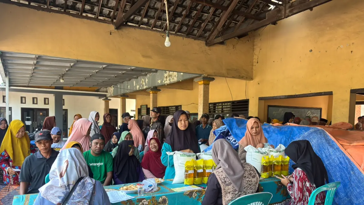 DISALURKAN: Pemdes Klinterejo menyalurkan bantuan pangan pada ratusan keluarga penerima manfaat di balai desa, Rabu (10/6). (Martda JPRM)
