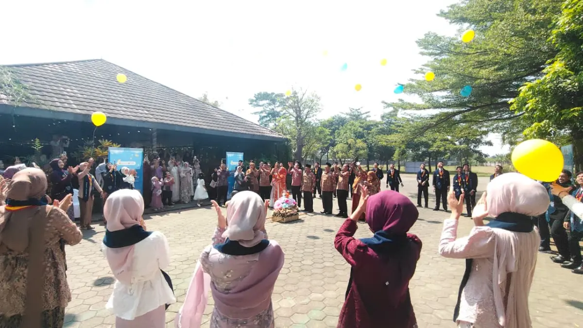 GEMILANG: Momentum kelulusan SMP Islam Al-Akbar ditandai dengan pelepasan burung merpati dan balon, kemarin (11/6). (Indah JPRM)