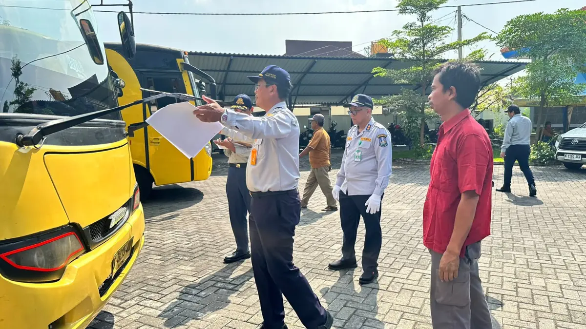 PEMERIKSAAN:&nbsp;Petugas melakukan pengecekan fisik armada bus kuning sebagai syarat perpanjangan izin trayek, Rabu (10/6). (Martda JPRM)