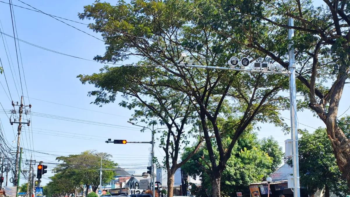 TILANG ELEKTRONIK: Salah satu unit perangkat ETLE yang terpasang di Simpang Empat Sooko, Jalan RA Basuni, Kabupaten Mojokerto, kemarin (11/6). (Rizal JPRM)