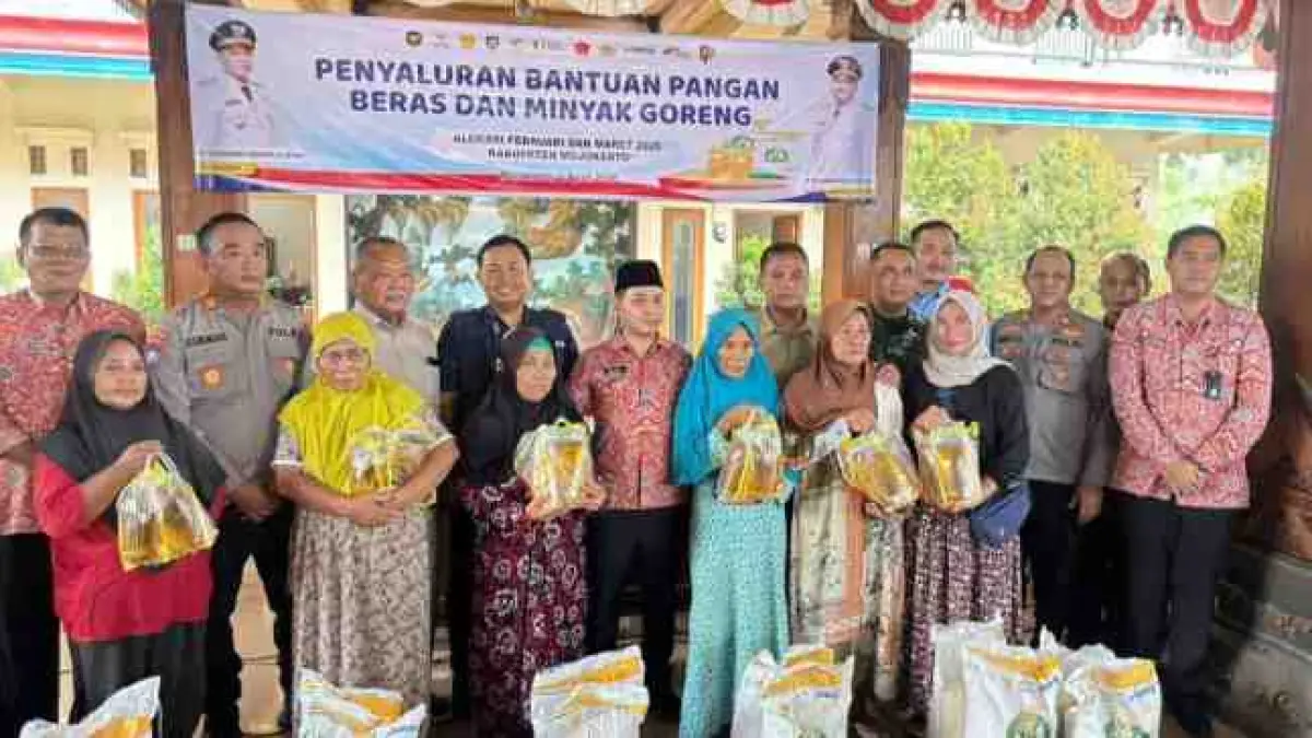 SINERGISITAS: Bupati Mojokerto Muhammad Albarraa bersama Pimpinan Perum Bulog Kantor Cabang Mojokerto, Muhammad Husin saat menyalurkan bapang beras dan minyakkita kepada penerima manfaat di Balai Desa Japanan, Kecamatan Kemlagi, Kabupaten Mojokerto, Jumat (12/6).&nbsp;(Dori/JPRM) 