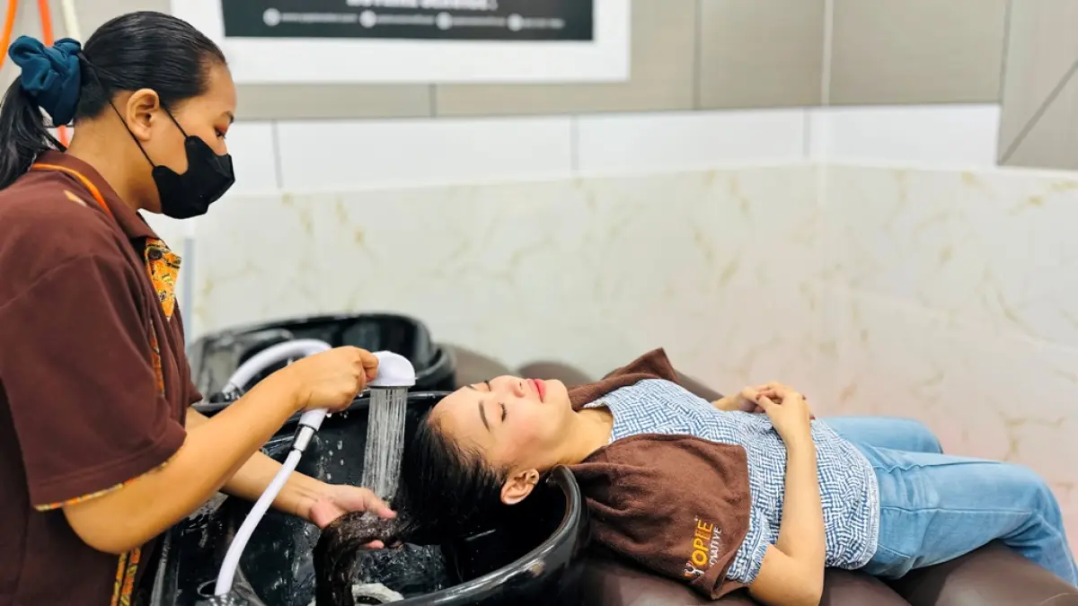 BERSIH: Salah satu treatment cuci rambut dengan tenaga profesional di bidangnya.