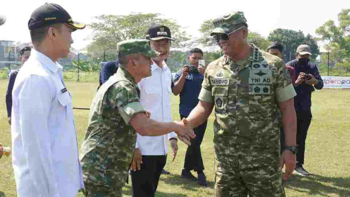 Danrem 082/CPYJ Kolonel Inf Batara Alex Bulo S. Hub.Int., M.Hub.Int., menyambut langsung kunjungan kerja Wakil Panglima TNI, Jenderal TNI Tandyo Budi Revita, beserta rombongan di wilayah Kodim 0812/Lamongan, pada Kamis (11/06/2026).